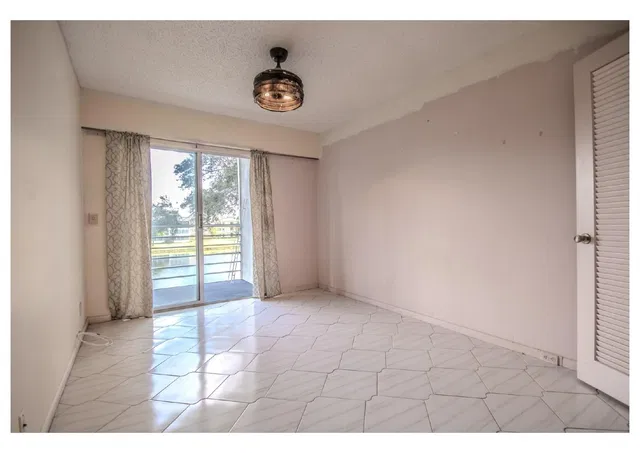 Unit 251 photo 9