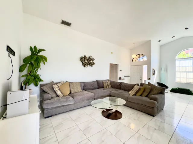 Residence photo 8
