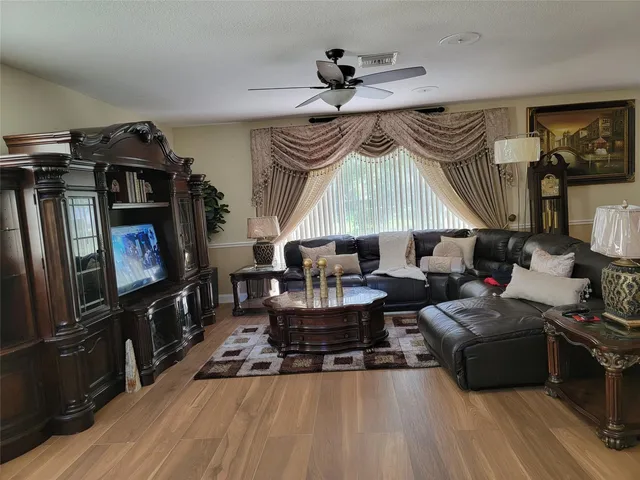 Residence photo 3