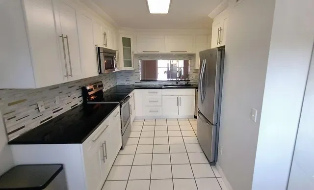 Unit 413 photo 3