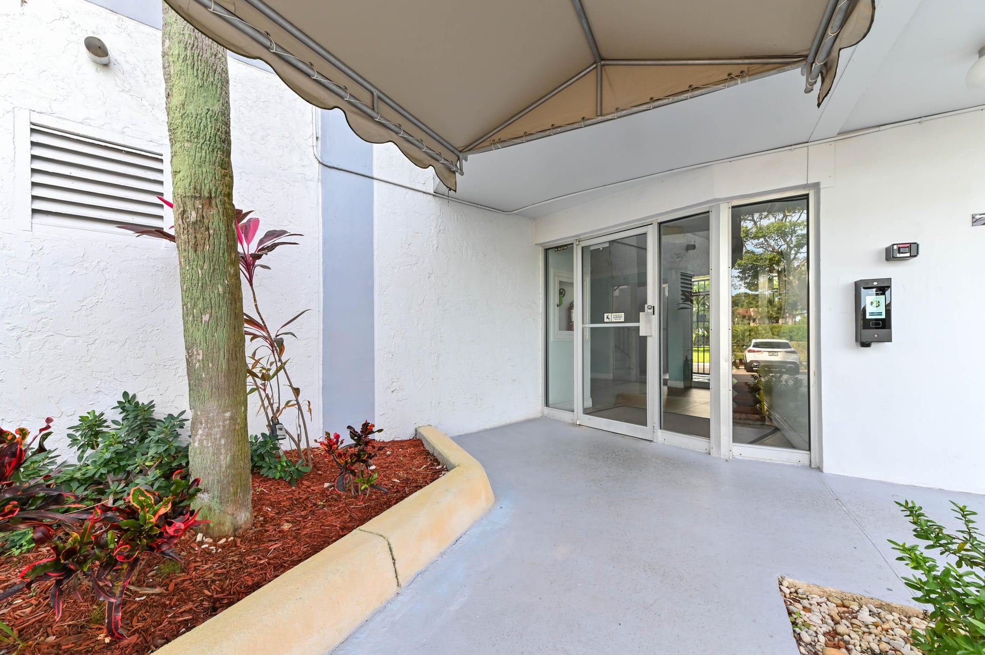 Unit 207 photo 3