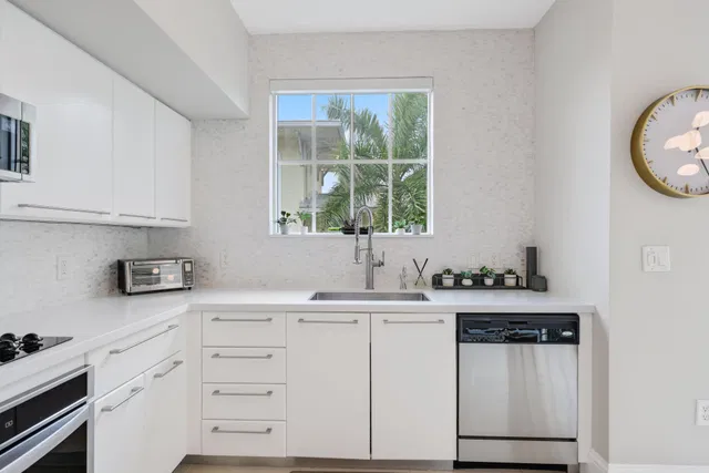 The Astor Unit 411 photo 19