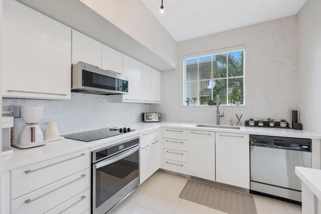 The Astor Unit 411 photo 20