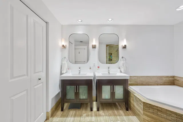 The Astor Unit 411 photo 26