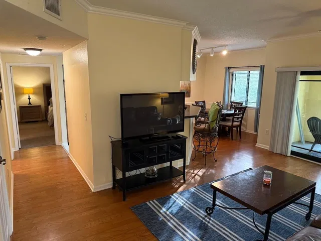 Unit 305 photo 5