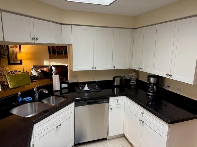 Unit 305 photo 7