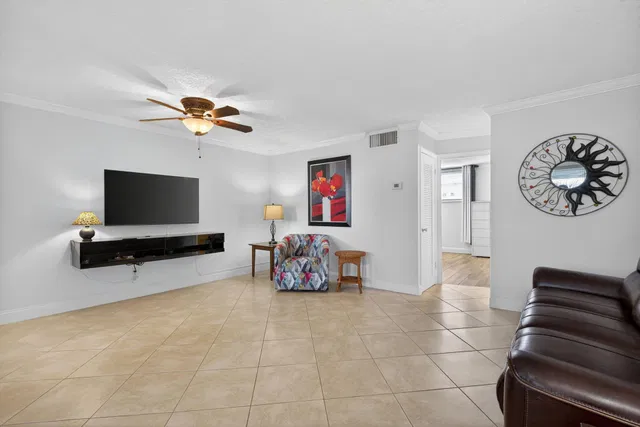 Unit 409 photo 12