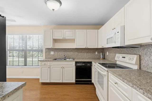 Unit 2511 photo 3