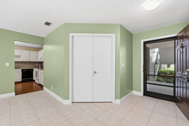 Unit 2511 photo 17