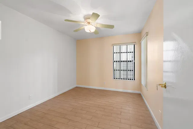 Unit 2511 photo 18