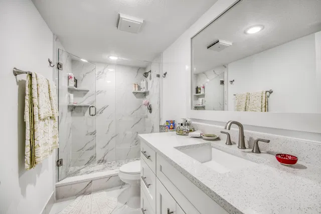Unit 204 M photo 21