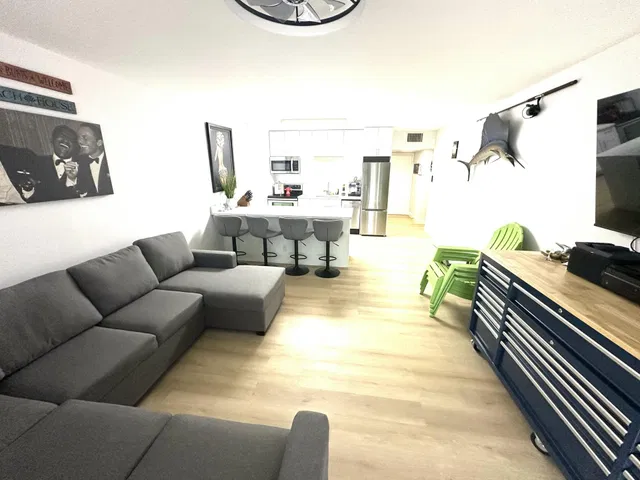  Unit 409 photo 5