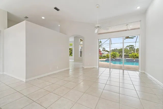 Monarch Country Club Residence photo 10
