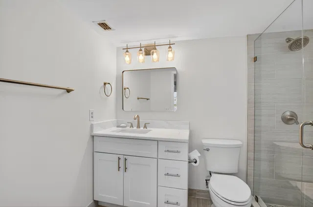 Unit 1090 photo 24
