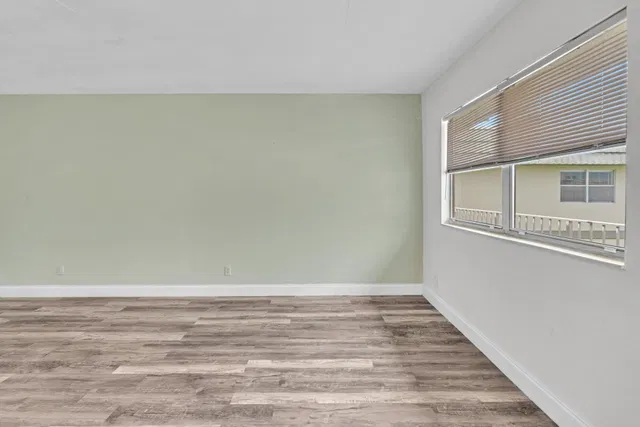 Unit H photo 16