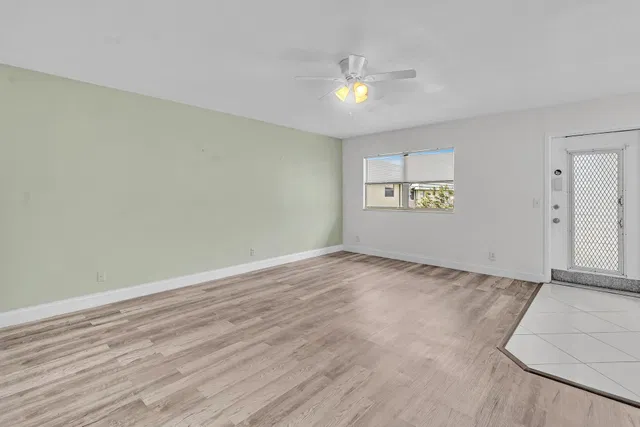 Unit H photo 18