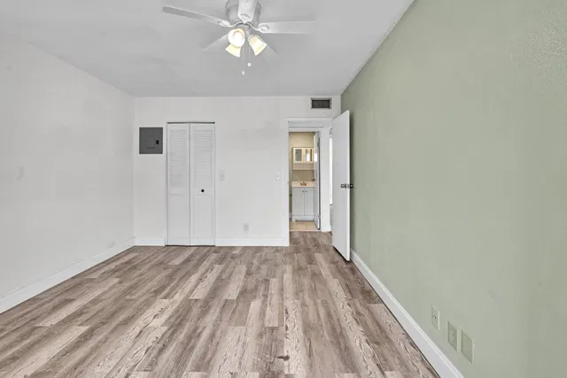 Unit H photo 26