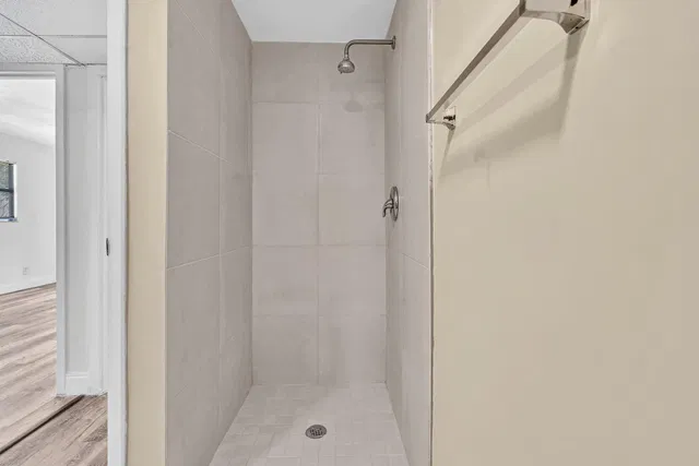 Unit H photo 34
