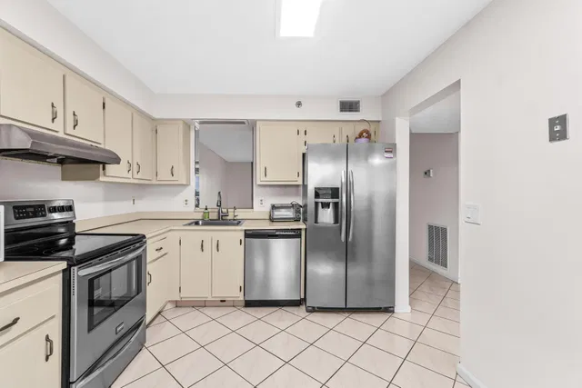 Unit 608 photo 3