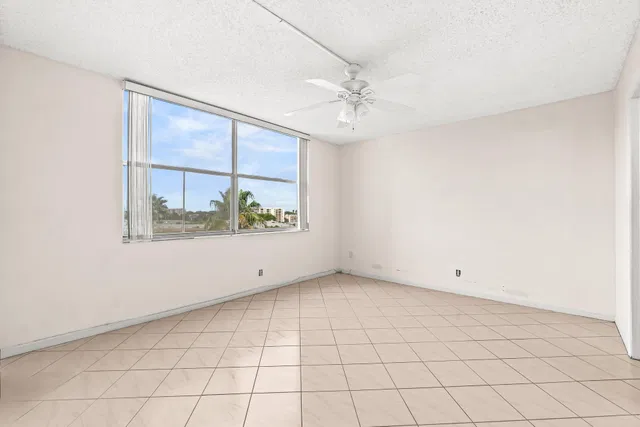 Unit 608 photo 10