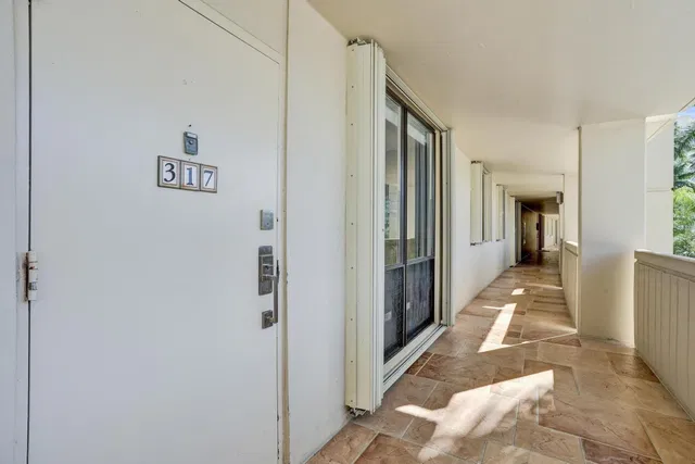 Unit 317 photo 4
