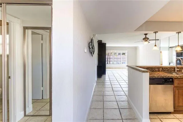  Unit 2060 photo 6