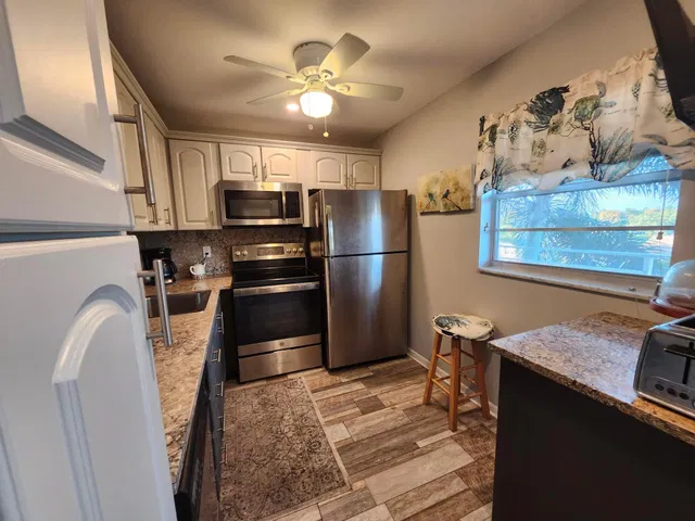 Unit 305 photo 5