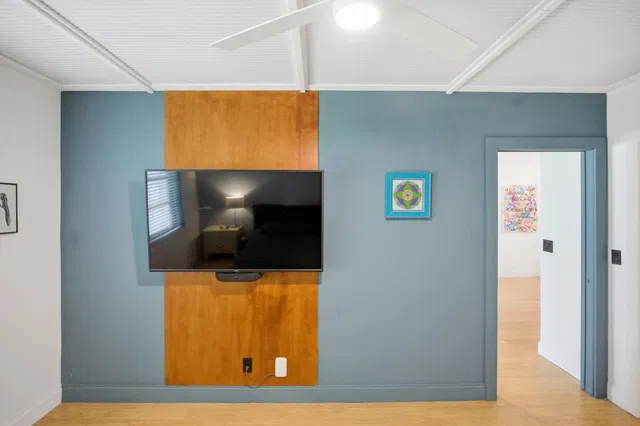 Unit 906 photo 6