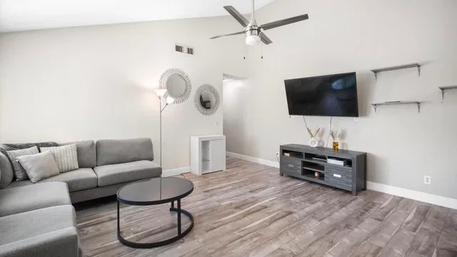  Residence photo 6