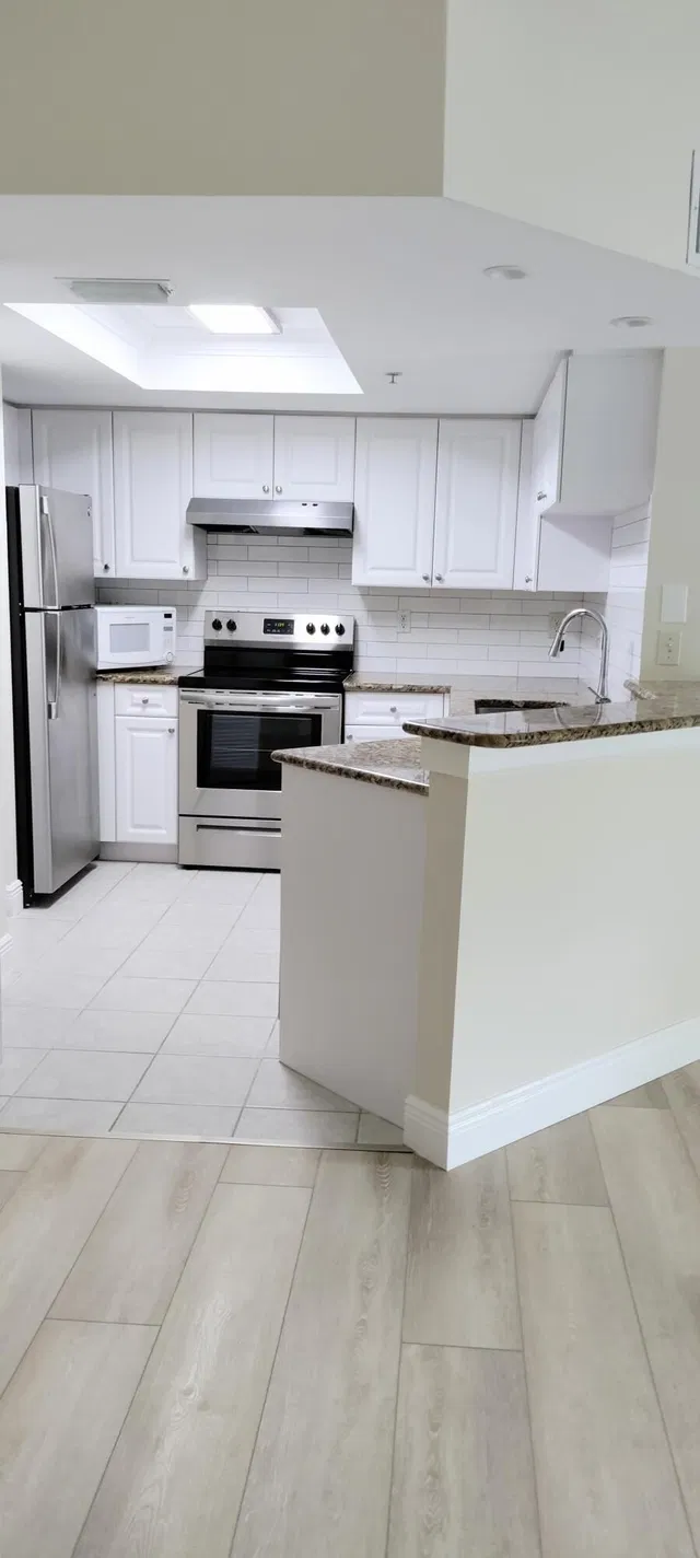 Unit 1008 photo 5