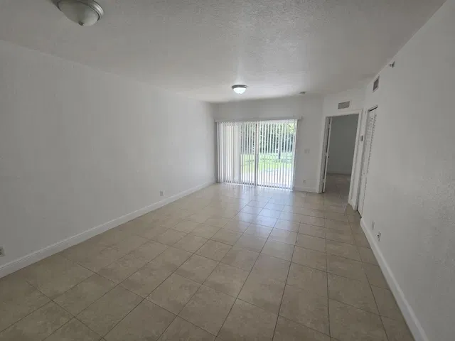 Unit 1315 photo 2