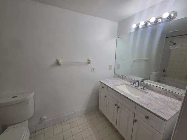 Unit 1315 photo 11