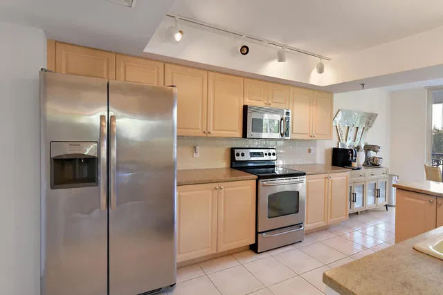Unit 204 photo 8