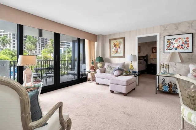 Trianon Unit 206 photo 6