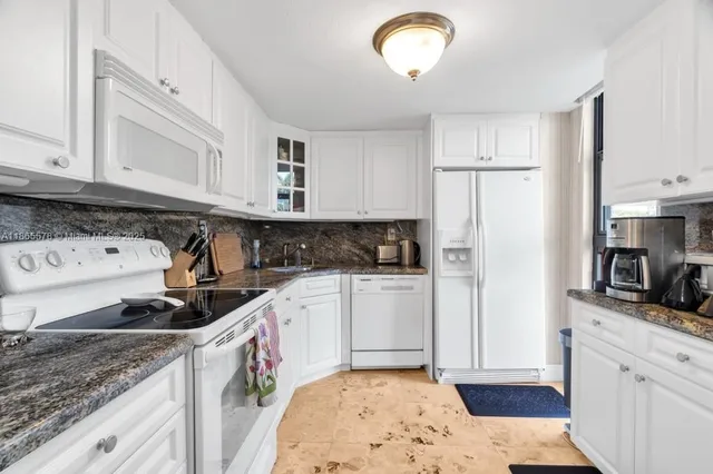 Trianon Unit 206 photo 17