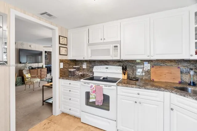 Trianon Unit 206 photo 18