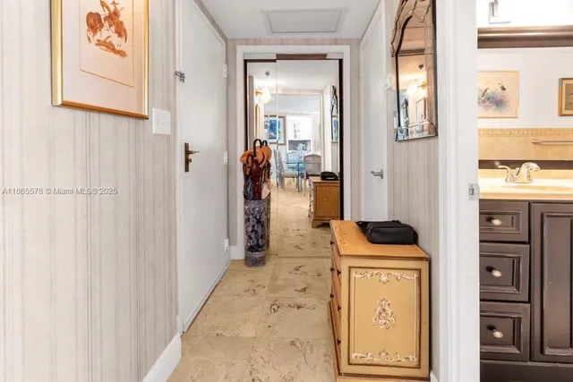 Trianon Unit 206 photo 19