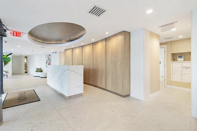Trianon Unit 206 photo 28