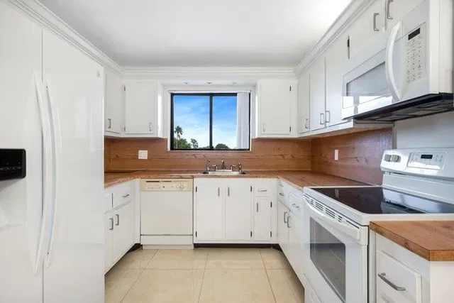 Unit 405 photo 2