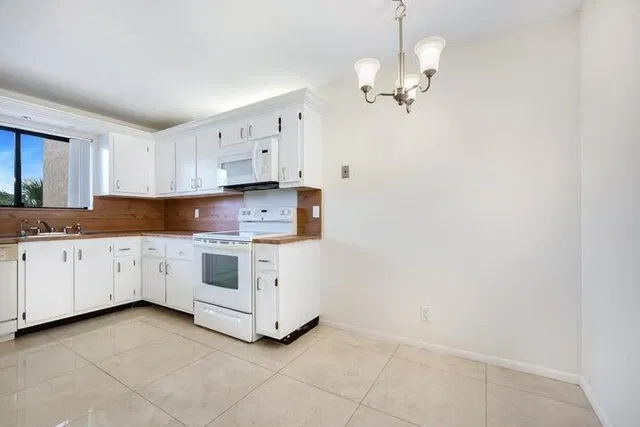 Unit 405 photo 5