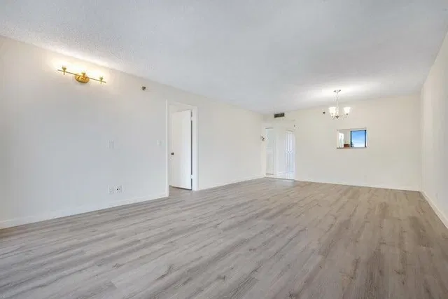 Unit 405 photo 10