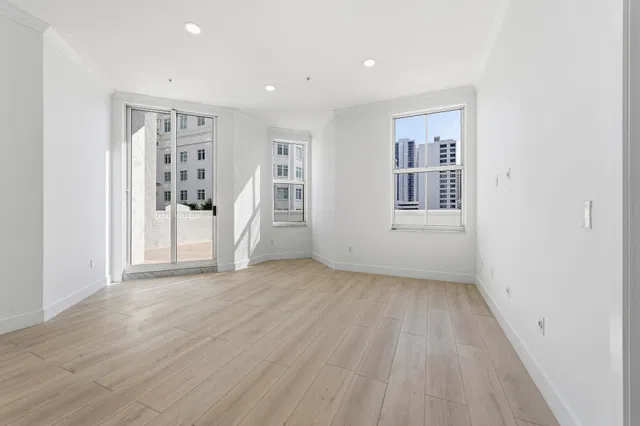The Strand Unit 311 photo 3