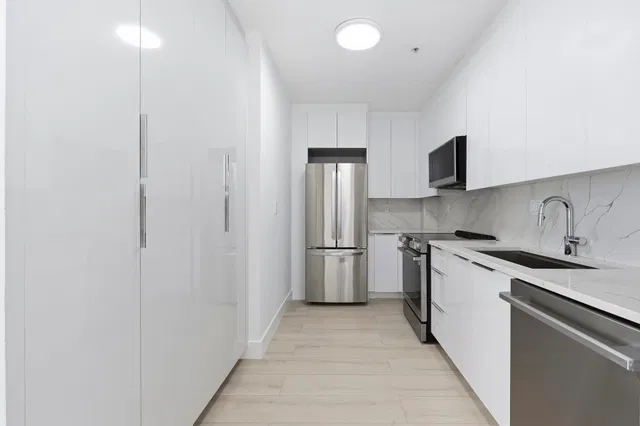 The Strand Unit 311 photo 9