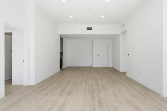 The Strand Unit 311 photo 10