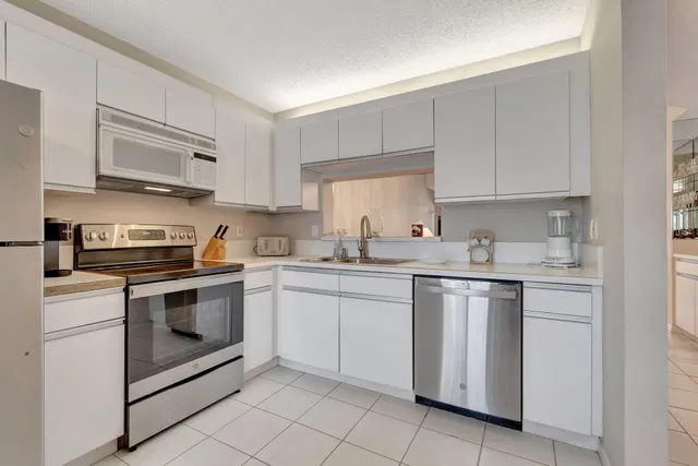 Unit B207 photo 3