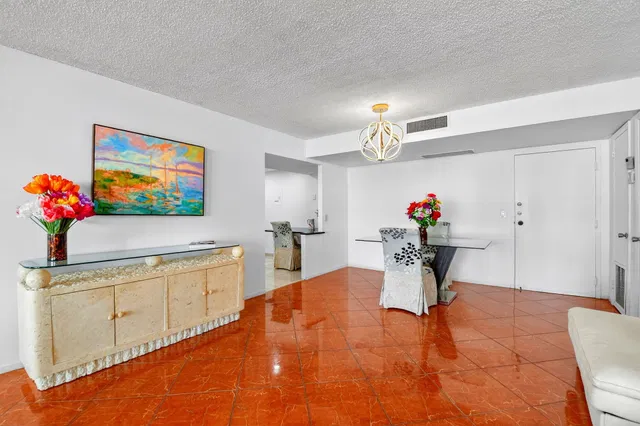 Unit 1040 photo 7