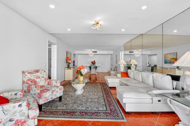 Unit 1040 photo 12