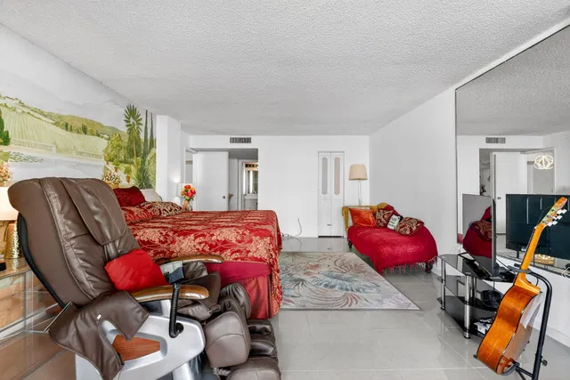 Unit 1040 photo 31