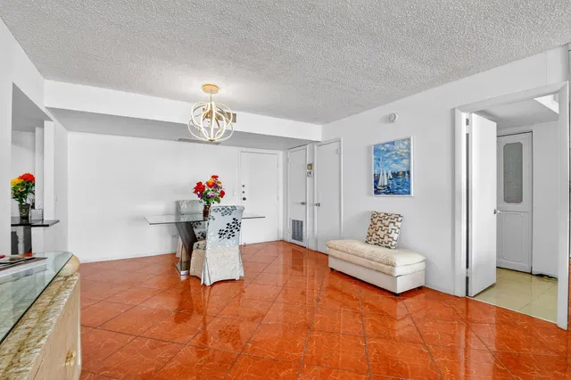  Unit 1040 photo 4