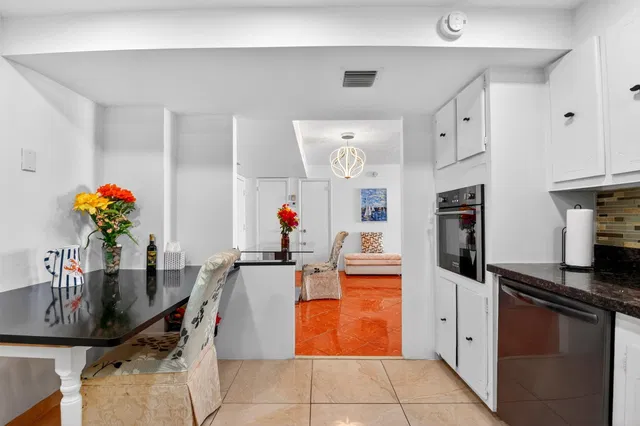  Unit 1040 photo 15